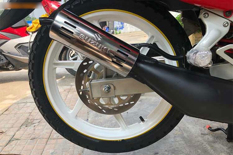 Xe máy Suzuki RGX đời 2003 thét giá 888 triệu tại Sài Gòn